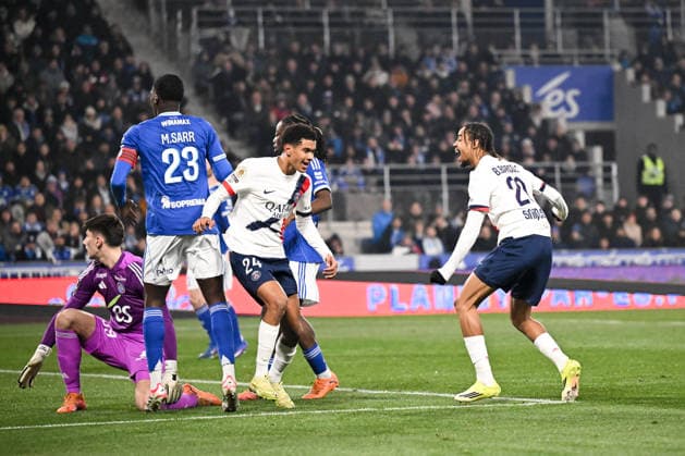 RC Strasbourg Alsace v Paris Saint-Germain - Ligue 1 McDonald s 2025 2026 24 Senny MAYULU (psg) - 29 Bradley BARCOLA (psg) during the Ligue 1 McDonald s match between Strasbourg and Paris SG at Stade de la Meinau on February 1, 2026 in Strasbourg, France. Strasbourg France  Copyright: xFEPx 776348271
