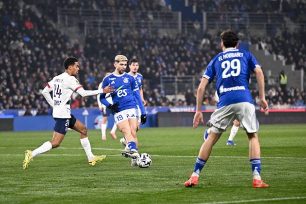 RC Strasbourg Alsace v Paris Saint-Germain - Ligue 1 McDonald s 2025 2026 24 Senny MAYULU (psg) - 19 Julio ENCISO (rcsa) during the Ligue 1 McDonald s match between Strasbourg and Paris SG at Stade de la Meinau on February 1, 2026 in Strasbourg, France. Strasbourg France  Copyright: xFEPx 776348271