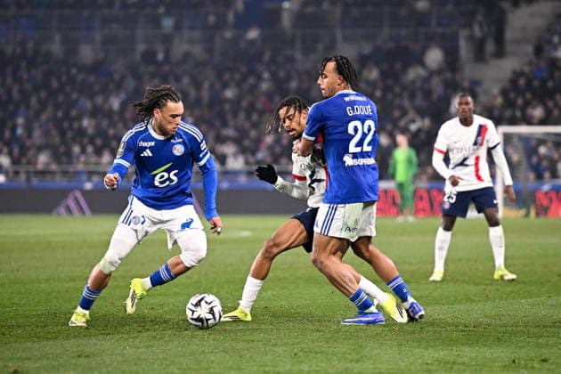 RC Strasbourg Alsace v Paris Saint-Germain - Ligue 1 McDonald s 2025 2026 07 Diego MOREIRA (rcsa) - 29 Bradley BARCOLA (psg) - 22 Guela DOUE (rcsa) during the Ligue 1 McDonald s match between Strasbourg and Paris SG at Stade de la Meinau on February 1, 2026 in Strasbourg, France. Strasbourg France  Copyright: xFEPx 776348271