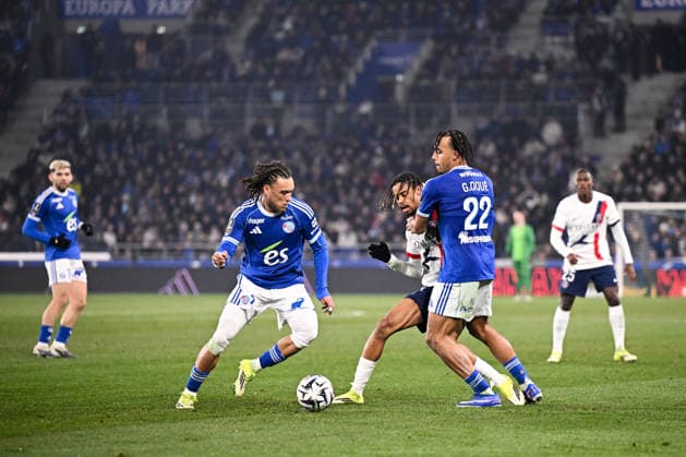 RC Strasbourg Alsace v Paris Saint-Germain - Ligue 1 McDonald s 2025 2026 07 Diego MOREIRA (rcsa) - 29 Bradley BARCOLA (psg) - 22 Guela DOUE (rcsa) during the Ligue 1 McDonald s match between Strasbourg and Paris SG at Stade de la Meinau on February 1, 2026 in Strasbourg, France. Strasbourg France  Copyright: xFEPx 776348271