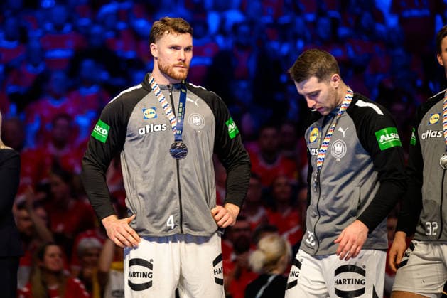 Herning: Handball EM 2026 - Finale - Daenemark - Deutschland Johannes Golla (Deutschland), Lukas Mertens (Deutschland) unzufrieden enttäuscht enttaeuscht niedergeschlagen frustriert, Herning Jyske Bank Boxen Daenemark