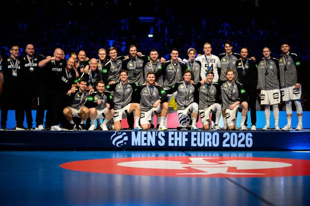 Herning: Handball EM 2026 - Finale - Daenemark - Deutschland die Mannschaft von Deutschland, Teamfoto, Gruppenfoto mit der Medaille Herning Jyske Bank Boxen Daenemark