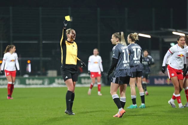 Google Pixel Frauen-Bundesliga, RB Leipzig - Eintracht Frankfurt; 01.02.2026 Schiedsrichterin Anna-Lena Heidenreich zeigt die Gelbe Karte, Verwarnung gegen Nina Lührßen (11, Eintracht Frankfurt). Fußball, Google Pixel Frauen-Bundesliga, Saison 2025 2026, 16. Spieltag: RB Leipzig vs. SG Eintracht Frankfurt am 01.02.2026, Trainingszentrum Cottaweg, Leipzig. DFB REGULATIONS PROHIBIT ANY USE OF PHOTOGRAPHS AS IMAGE SEQUENCES AND OR QUASI-VIDEO. Copyright: xBEAUTIFULxSPORTS JanxKaeferx