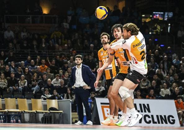Volleyball 1.Bundesliga Herren, BR Volleys, FT 1844 Freiburg v.l. Alexandre Leal (BR Volleys Trainer), Jake Hanes (BR Volleys), Nolan Flexen (BR Volleys), Kyle Dagostino (BR Volleys) Annahme, Abwehr Volleyball 1st Bundesliga Men, BR Volleys, FT 1844 Freiburg f.l. Alexandre Leal (BR Volleys Coach), Jake Hanes (BR Volleys), Nolan Flexen (BR Volleys), Kyle Dagostino (BR Volleys) Reception, Defence Copyright: imageBROKER Odermann ibldll16471296.jpg
