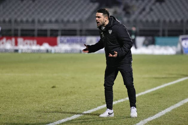 31.01.2026, Fussball, Herren, Dritte Liga, Saison 2025-2026 22. Spieltag 3. Liga: FC Schweinfurt 05 - SSV Jahn Regensburg Trainer Victor Kleinhenz (FC Schweinfurt 05) an der Seitenlinie, Einzelbild Schweinfurt Riedel Bau Arena im Sachs-Stadio Bayern Unterfranken Deutschland