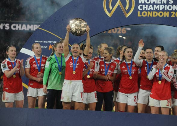 Football - 2026 FIFA Women™s Champions Cup - Final - Arsenal vs Corinthians - Arsenal Emirates Stadium - Sunday 1st February 2026 Arsenal players celebrate with the trophy COLORSPORT Andrew Cowie 