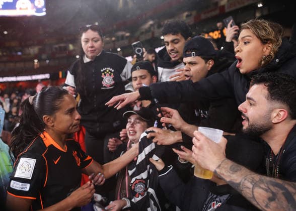 Arsenal v Corinthians 01 February 2026, London - FIFA Womens Champions Cup Final - Arsenal v Corinthians - A visibly upset Andressa Alves of Corinthians hugs the fans after the match - Photo: Jacques Feeney Offside. London UK Copyright: xJacquesxFeeneyx xOffsidexOffside