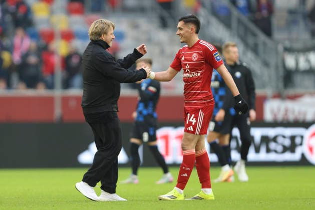 Sportvorstand Sven Mislintat (Fortuna Düsseldorf) und Sotiris Alexandropoulos (Fortuna Düsseldorf) Schlussjubel, jubelt nach dem 2:1 Sieg waehrend des spiels der 2. Bundesliga zwischen Fortuna Düsseldorf und SC Paderborn 07, Merkur Spiel-Arena am 01. February 2026 in Düsseldorf, Deutschland. (Foto von Oliver Kaelke DeFodi Images) +++ Sportvorstand Sven Mislintat (Fortuna Düsseldorf) und Sotiris Alexandropoulos (Fortuna Düsseldorf) celebrate after winning during the 2. Bundesliga match between Fortuna Düsseldorf and SC Paderborn 07 at Merkur Spiel-Arena on February 1, 2026 in Düsseldorf, Germany. (Photo by Oliver Kaelke DeFodi Images) (Photo by Oliver Kaelke DeFodi Images) - *** Chief Sports Officer Sven Mislintat Fortuna Düsseldorf and Sotiris Alexandropoulos Fortuna Düsseldorf celebrate after winning during the 2 Bundesliga match between Fortuna Düsseldorf and SC Paderborn 07, Merkur Spiel Arena on February 01, 2026 in Düsseldorf, Germany, Germany Photo by Oliver Kaelke DeFodi Images Chief Sports Officer Sven Mislintat Fortuna Düsseldorf and Sotiris Alexandropoulos Fortuna Düsseldorf celebrate after winning during the 2 Bundesliga match between Fortuna Düsseldorf and SC Paderborn 07 at Merkur Spiel Arena on February 1, 2026 in Düsseldorf, Germany Photo by Oliver Kaelke DeFodi Images Photo by Oliver Kaelke DeFodi Images