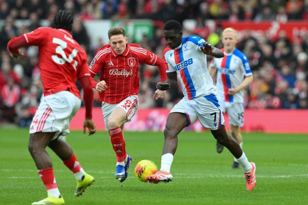 Nottingham Forest v Crystal Palace - Premier League Ismaila Sarr of Crystal Palace is under pressure from f8 during the Premier League match between Nottingham Forest and Crystal Palace at the City Ground in Nottingham, England, on February 1, 2026. Nottingham Nottinghamshire United Kingdom  Copyright: xMIxNewsx originalFilename:fletcher-nottingh260201_npiwq.jpg