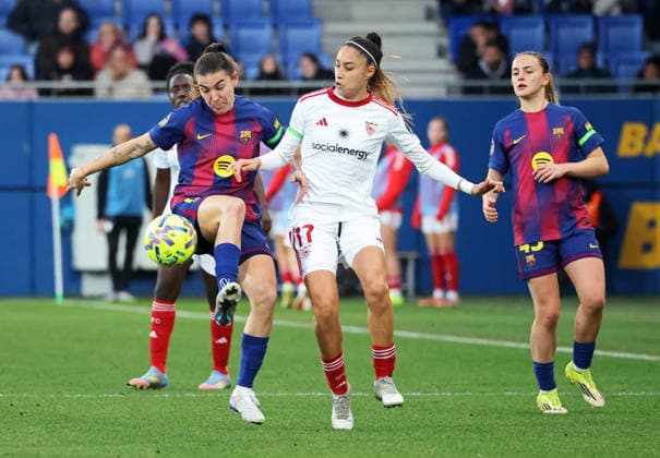 FC Barcelona, Barca Femeni v Sevilla FC Femenino - Liga F Moeve Patri Guijarro and Debora Garcia play during the match between FC Barcelona Women and Sevilla FC Women, corresponding to week 18 of the Liga F Moeve, at the Johan Cruyff Stadium in Barcelona, Spain, on February 1, 2026. Barcelona Barcelona Spain  Copyright: xUrbanandsportx originalFilename:urbanandsport-fcbarcel260201_npIwL.jpg