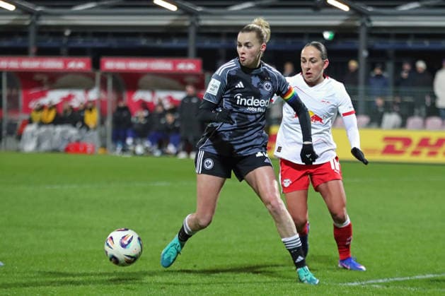 Google Pixel Frauen-Bundesliga, RB Leipzig - Eintracht Frankfurt; 01.02.2026 Laura Freigang (10, Eintracht Frankfurt) gegen Gina Chmielinski (10, RB Leipzig). Fußball, Google Pixel Frauen-Bundesliga, Saison 2025 2026, 16. Spieltag: RB Leipzig vs. SG Eintracht Frankfurt am 01.02.2026, Trainingszentrum Cottaweg, Leipzig. DFB REGULATIONS PROHIBIT ANY USE OF PHOTOGRAPHS AS IMAGE SEQUENCES AND OR QUASI-VIDEO. Copyright: xBEAUTIFULxSPORTS JanxKaeferx