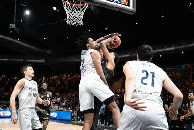 Spielaktion mit Osun Osunniyi (12; MLP Academics Heidelberg) und Ryan Mikesell (33; MLP Academics Heidelberg) in der Verteidigung gegen David NGuessan (1, Basketball Löwen Braunschweig) sowie Eric Reed Jr. (43; MLP Academics Heidelberg) und Mateo Seric (21; MLP Academics Heidelberg) auf dem Spielfeld in der EasyCredit BBL am 18. Spieltag in Braunschweig. EasyCredit BBL 18. Spieltag in Braunschweig Spielaktion mit Osun Osunniyi (12; MLP Academics Heidelberg) und Ryan Mikesell (33; MLP Academics Heidelberg)