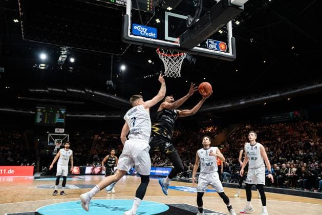 Spielaktion mit David NGuessan (1, Basketball Löwen Braunschweig) beim Korbleger, Ryan Mikesell (33; MLP Academics Heidelberg), Kevin McClain (3; MLP Academics Heidelberg), Marcel Keßen (15; MLP Academics Heidelberg) und Grant Sherfield (25; Basketball Löwen Braunschweig) in der Nähe in der EasyCredit BBL am 18. Spieltag in Braunschweig. EasyCredit BBL 18. Spieltag in Braunschweig Spielaktion mit David NGuessan (1, Basketball Löwen Braunschweig) am Korb