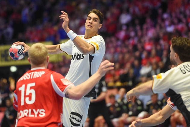 Handball I Herren I Europameisterschaft 2026 I Finale I Dänemark - Deutschland I 01.02.2026 von links Magnus Saugstrup (15, Dänemark), Julian Köster (18, Deutschland) Copyright: xLobeca JanxKirschnerx