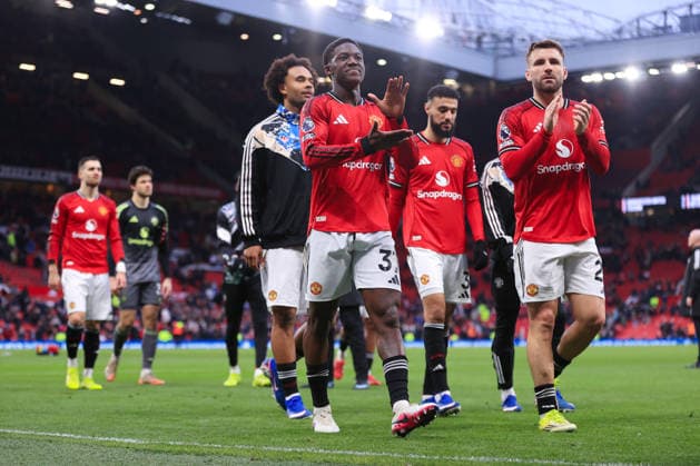 Football - Premier League - Manchester United, ManU v Fulham 1st February 2026 - Premier League - Manchester United v Fulham - Kobbie Mainoo of Manchester United (C) and Luke Shaw of Manchester United (R) celebrate after the match - Photo: Simon Stacpoole Offside. Manchester UK Copyright: xSimonxStacpoolexOffside