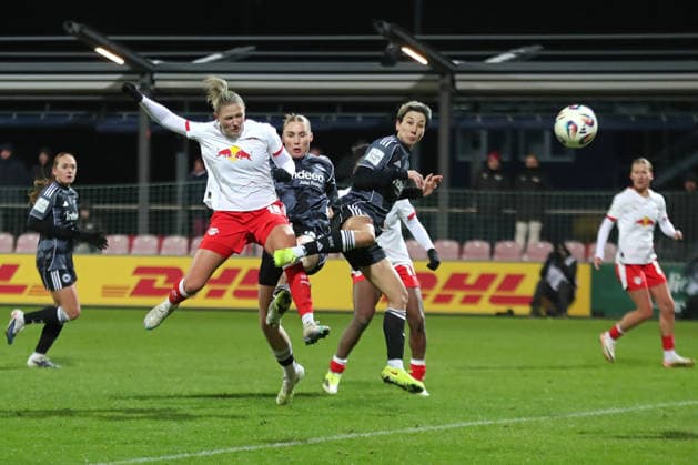 Google Pixel Frauen-Bundesliga, RB Leipzig - Eintracht Frankfurt; 01.02.2026 Marleen Schimmer (14, RB Leipzig) und Sara Doorsoun (23, Eintracht Frankfurt) in Aktion. Fußball, Google Pixel Frauen-Bundesliga, Saison 2025 2026, 16. Spieltag: RB Leipzig vs. SG Eintracht Frankfurt am 01.02.2026, Trainingszentrum Cottaweg, Leipzig. DFB REGULATIONS PROHIBIT ANY USE OF PHOTOGRAPHS AS IMAGE SEQUENCES AND OR QUASI-VIDEO. Copyright: xBEAUTIFULxSPORTS JanxKaeferx