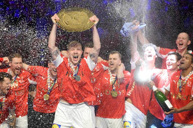 Handball I Herren I Europameisterschaft 2026 I Finale I Dänemark - Deutschland I 01.02.2026 Magnus Saugstrup (15, Dänemark), Titel, Meisterschale, Siegerehrung, dänische Mannschaft Copyright: xLobeca JanxKirschnerx