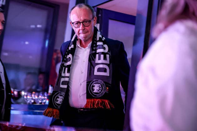 01.02.2026, Handball, Men s EHF EURO 2026, Deutschland - Dänemark, Jyske Bank Boxen in Herning, Final: Der deutsche Bundeskanzler Friedrich Merz (Kanzler Politik Politiker CDU) mit fanschal um den Hals Dänemark