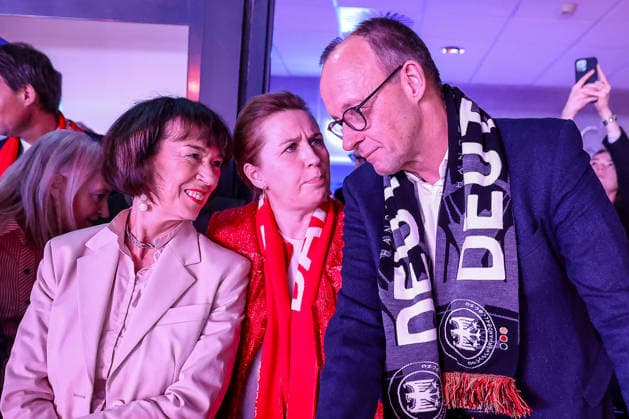 01.02.2026, Handball, Men s EHF EURO 2026, Deutschland - Dänemark, Jyske Bank Boxen in Herning, Final: Der deutsche Bundeskanzler Friedrich Merz (Kanzler Politik Politiker CDU) verfolgt das Spiel mit Fanschal um den Hals zusammen mit Ehefrau Charlotte Merz (links) und Die Dänische Premierministerin Mette Frederiksen (Premierminister Dänemark Politik Politikerin) (mitte). Dänemark