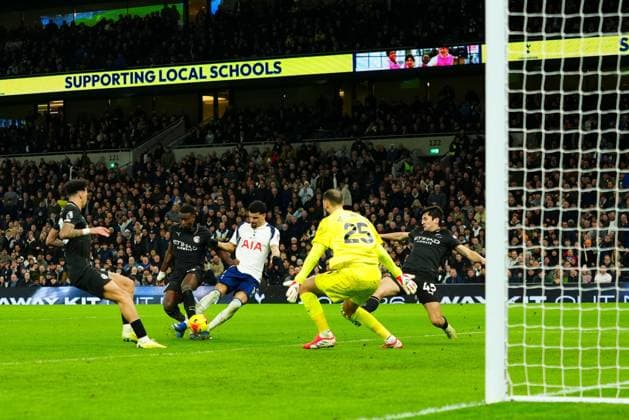 Dominic Solanke of Tottenham Hotspur scores a goal to make it 1-2 Tottenham Hotspur v Manchester City, Premier League, Football, Tottenham Hotspur Stadium, London, UK - 01 Feb 2026London Tottenham Hotspur Stadium United Kingdom EDITORIAL USE ONLY No use with unauthorised audio, video, data, fixture lists, club league logos or live services. Online in-match use limited to 120 images, no video emulation. No use in betting, games or single club league player publications.  Copyright: xJavierxGarcia Shutterstockx 16496864bn