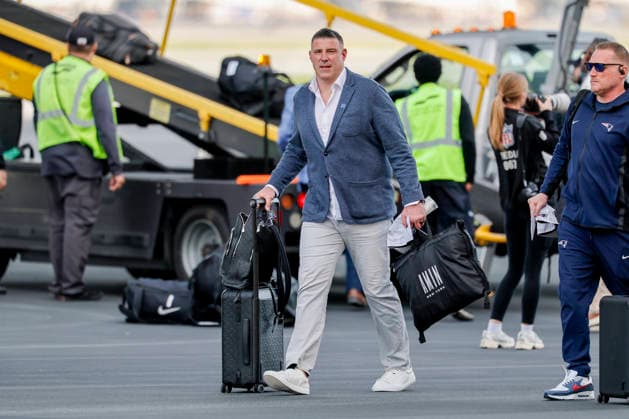 SAN JOSE, CA - FEBRUARY 01: New England Patriots coach Mike Vrabel arrives in San Jose with his team on February 1, 2026 at San Jose Mineta Airport in San Jose, CA. (Photo by Bob Kupbens Icon Sportswire) NFL, American Football Herren, USA FEB 01 Super Bowl LX Team Arrivals EDITORIAL USE ONLY Icon260201001