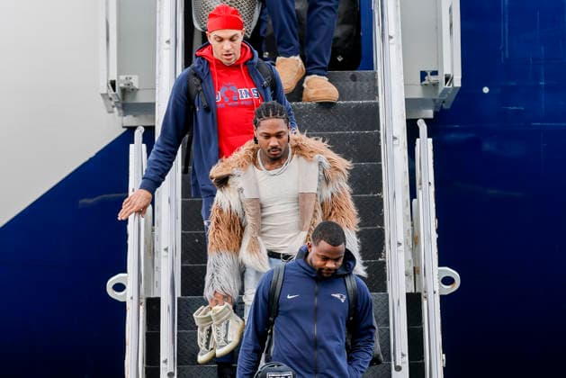 SAN JOSE, CA - FEBRUARY 01: New England Patriots wide receiver Stefon Diggs (8) exits the plane in San Jose on February 1, 2026 at San Jose Mineta Airport in San Jose, CA. (Photo by Bob Kupbens Icon Sportswire) NFL, American Football Herren, USA FEB 01 Super Bowl LX Team Arrivals EDITORIAL USE ONLY Icon260201010