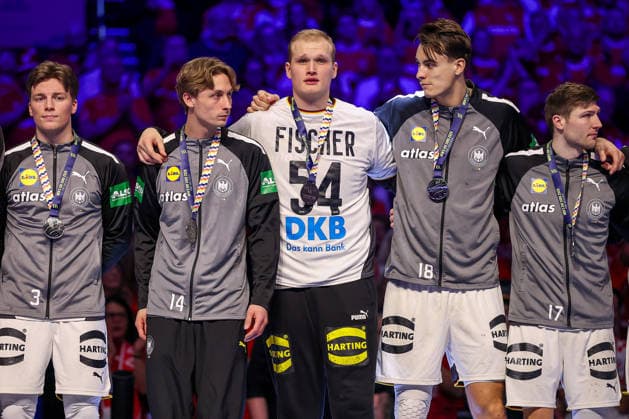 01.02.2026, Handball, Men s EHF EURO 2026, Deutschland - Dänemark, Jyske Bank Boxen in Herning, Final: Dänemark ist Europameister. Die deutsche Mannschaft nach dem zweiten Platz noch sichtlich Enttäuscht über die Niederlage mit der Silbermedaille auf dem Podest. Nils Lichtlein (Germany 03) Mathis Häseler (Germany 14) David Späth (Germany 01) mit dem Trikot des erkrankten Justus Fischer (Germany 54) welcher nicht an der Erhung teilnehmen konnte und Julian Köster (Germany 18) Lukas Zerbe (Germany 17) Dänemark *** 01 02 2026, Handball, Men s EHF EURO 2026, Germany Denmark, Jyske Bank Boxing in Herning, Final Denmark is European Champion The German team after the second place still visibly disappointed about the defeat with the silver medal on the podium Nils Lichtlein Germany 03 Mathis Häseler Germany 14 David Späth Germany 01 with the jersey of Justus Fischer Germany 54 who was ill and could not take part in the recovery and Julian Köster Germany 18 Lukas Zerbe Germany 17 Denmark