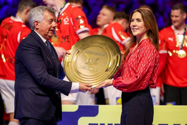 01.02.2026, Handball, Men s EHF EURO 2026, Deutschland - Dänemark, Jyske Bank Boxen in Herning, Final: Dänemark ist Europameister. Die Mannschaft feiert den Sieg jubelnd auf dem Spielfeld. Königin Mary von Dänemark Gräfin von Monpezat (geb. Mary Elizabeth Donaldson) übergibt bei der Siegerehrung Medaillen und gratuliert den Spielern. Die Königin zusammen mit EHF Präsident Michael Wiederer mit der EHF Meisterschale Trophy in der Hand Dänemark