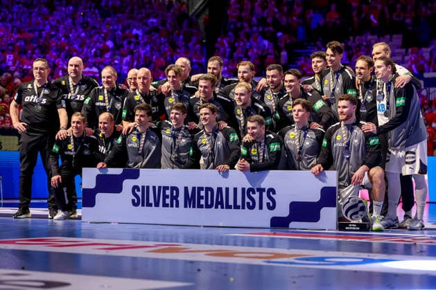 01.02.2026, Handball, Men s EHF EURO 2026, Deutschland - Dänemark, Jyske Bank Boxen in Herning, Final: Dänemark ist Europameister. Die deutsche Mannschaft feiert den zweiten Platz und den Gewinn der Silbermedaille jubelnd auf dem Spielfeld. Gruppenbild Mannschaftsfoto Mannschaftsbild Teamfoto Dänemark *** 01 02 2026, Handball, Men s EHF EURO 2026, Germany Denmark, Jyske Bank Boxen in Herning, Final Denmark is European Champion The German team celebrates second place and winning the silver medal, cheering on the pitch Group photo Team photo Team photo Team photo Denmark