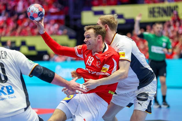 01.02.2026, Handball, Men s EHF EURO 2026, Deutschland - Dänemark, Jyske Bank Boxen in Herning, Final: Mathias Gidsel (Denmark 19) im Zweikampf gegen Matthes Langhoff (Germany 13) Dänemark