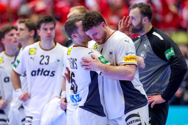 01.02.2026, Handball, Men s EHF EURO 2026, Deutschland - Dänemark, Jyske Bank Boxen in Herning, Final: Renars Uscins (Germany 23) Lukas Mertens (Germany 36) neben Johannes Golla (Germany 04) Andreas Wolff (Germany 33) enttäuscht Enttäuschung nach der Niederlage gegen Dänemark. Dänemark