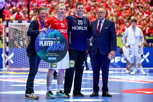 01.02.2026, Handball, Men s EHF EURO 2026, Deutschland - Dänemark, Jyske Bank Boxen in Herning, Final: Player of the Match Ehrung Auszeichnung für Magnus Saugstrup Jensen (Denmark 15) und Kevin Moller (Denmark 20) Dänemark