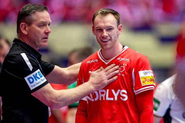 01.02.2026, Handball, Men s EHF EURO 2026, Deutschland - Dänemark, Jyske Bank Boxen in Herning, Final: Headcoach Alfred Gislason (Germany hc) gestikulierend am Spielfeldrand neben Mathias Gidsel (Denmark 19) Dänemark