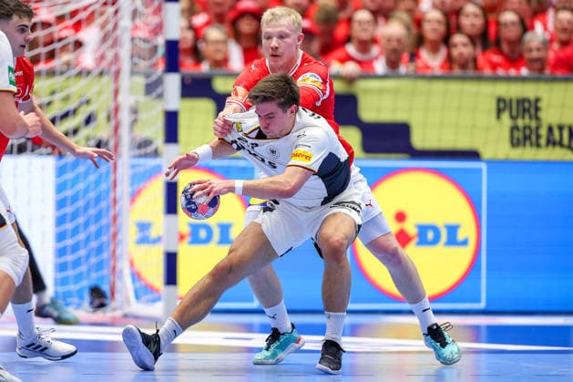 01.02.2026, Handball, Men s EHF EURO 2026, Deutschland - Dänemark, Jyske Bank Boxen in Herning, Final: Renars Uscins (Germany 23) im Zweikampf gegen Magnus Saugstrup Jensen (Denmark 15) Dänemark