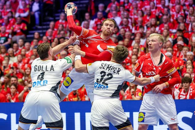 01.02.2026, Handball, Men s EHF EURO 2026, Deutschland - Dänemark, Jyske Bank Boxen in Herning, Final: Simon Bogetoft Pytlick (Denmark 43) Magnus Saugstrup Jensen (Denmark 15) im Zweikampf gegen Johannes Golla (Germany 04) Franz Semper (Germany 32) Dänemark
