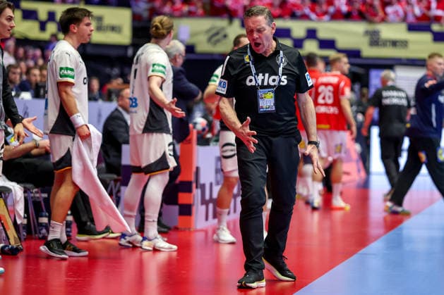 01.02.2026, Handball, Men s EHF EURO 2026, Deutschland - Dänemark, Jyske Bank Boxen in Herning, Final: Headcoach Alfred Gislason (Germany hc) gestikulierend am Spielfeldrand Dänemark