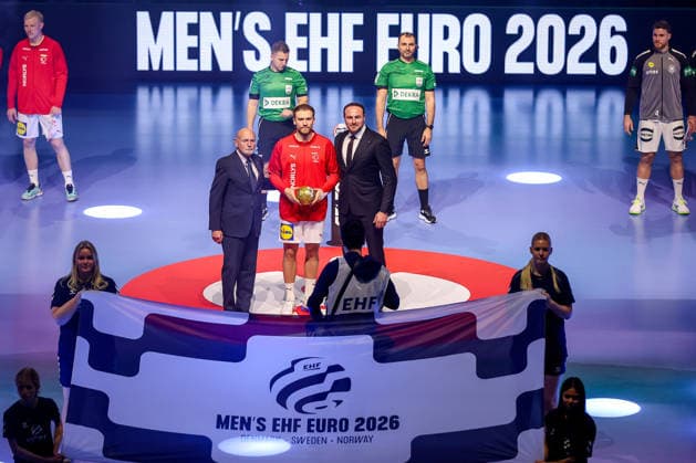 01.02.2026, Handball, Men s EHF EURO 2026, Deutschland - Dänemark, Jyske Bank Boxen in Herning: Simon Bogetoft Pytlick (Denmark 43) Ehrung Auszeichnung All Stars Team der Euro2026 Dänemark