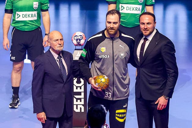01.02.2026, Handball, Men s EHF EURO 2026, Deutschland - Dänemark, Jyske Bank Boxen in Herning: Emil Siersbaek Bergholt (Denmark 33) Ehrung Auszeichnung All Stars Team der Euro2026 Dänemark