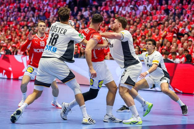 01.02.2026, Handball, Men s EHF EURO 2026, Deutschland - Dänemark, Jyske Bank Boxen in Herning, Final: Julian Köster (Germany 18) Johannes Golla (Germany 04) Renars Uscins (Germany 23) verteidigen am Kreis gegen Mads Hoxer Hangaard (Denmark 38) Dänemark