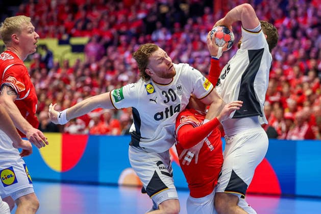 01.02.2026, Handball, Men s EHF EURO 2026, Deutschland - Dänemark, Jyske Bank Boxen in Herning, Final: Tom Kiesler (Germany 30) Johannes Golla (Germany 04) verteidigen gegen Mathias Gidsel (Denmark 19) Dänemark