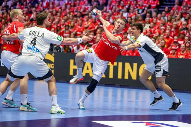 01.02.2026, Handball, Men s EHF EURO 2026, Deutschland - Dänemark, Jyske Bank Boxen in Herning, Final: Thomas Sommer Arnoldsen (Denmark 42) wirft den Ball auf das Tor gegen Johannes Golla (Germany 04) Renars Uscins (Germany 23) Dänemark *** 01 02 2026, Handball, Men s EHF EURO 2026, Germany Denmark, Jyske Bank Boxen in Herning, Final Thomas Sommer Arnoldsen Denmark 42 throws the ball on goal against Johannes Golla Germany 04 Renars Uscins Germany 23 Denmark