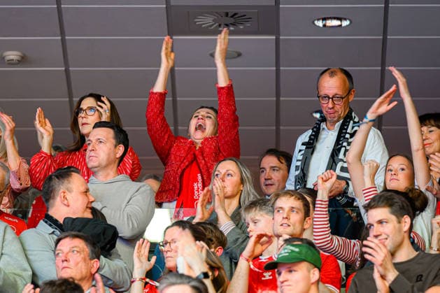Herning: Handball EM 2026 - Finale - Daenemark - Deutschland v.li. Königin Mary Elizabeth von Dänemark, Ministerpräsidentin Mette Frederiksen, Bundeskanzler Friedrich Merz Herning Jyske Bank Boxen Daenemark