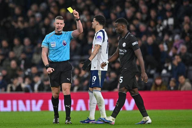 (260202) -- LONDON, Feb. 2, 2026 -- Dominic Solanke (C) of Tottenham Hotspur is shown the yellow card during the English Premier League match between Tottenham Hotspur and Manchester City in London, Britain, on Feb. 1, 2026. (SP)BRITAIN-LONDON-FOOTBALL-PREMIER LEAGUE-TOTTENHAM HOTSPUR VS MANCHESTER CITY LixYing 