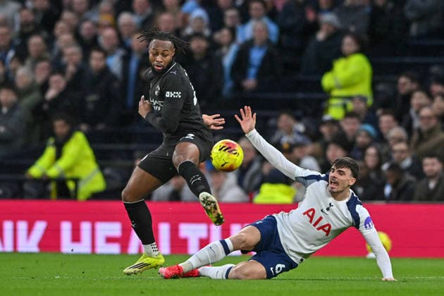 (260202) -- LONDON, Feb. 2, 2026 -- Antoine Semenyo (L) of Manchester City battles with Joao Palhinha of Tottenham Hotspur during the English Premier League match between Tottenham Hotspur and Manchester City in London, Britain, on Feb. 1, 2026. (SP)BRITAIN-LONDON-FOOTBALL-PREMIER LEAGUE-TOTTENHAM HOTSPUR VS MANCHESTER CITY LixYing 