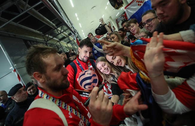 Welcoming the bronze medal-winning handball players at Franjo Tudjman Airport Welcoming the bronze medal-winning handball players at Franjo Tudjman Airport. Around 300 mostly young fans welcomed their heroes on their return to Croatia. The players got off the plane at around 4 am, at Zagreb, Croatia, on on February 02, 2026.  ZeljkoxLukunicx PIXSELL