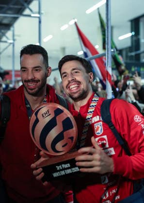 Welcoming the bronze medal-winning handball players at Franjo Tudjman Airport Welcoming the bronze medal-winning handball players at Franjo Tudjman Airport. Around 300 mostly young fans welcomed their heroes on their return to Croatia. The players got off the plane at around 4 am, at Zagreb, Croatia, on on February 02, 2026.  ZeljkoxLukunicx PIXSELL