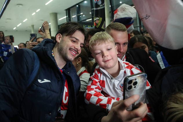 Welcoming the bronze medal-winning handball players at Franjo Tudjman Airport Welcoming the bronze medal-winning handball players at Franjo Tudjman Airport. Around 300 mostly young fans welcomed their heroes on their return to Croatia. The players got off the plane at around 4 am, at Zagreb, Croatia, on on February 02, 2026.  ZeljkoxLukunicx PIXSELL