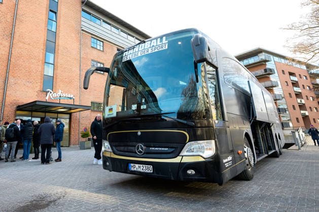 Herning: Handball EM 2026 - Abreise - Deutschland Busabfahrt vor dem Teamhotel Silkeborg Radisson Hotel Daenemark