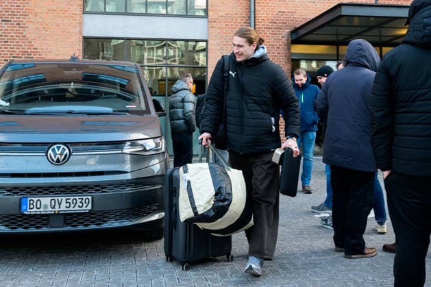 Herning: Handball EM 2026 - Abreise - Deutschland Juri Knorr (Deutschland) mit seinem Koffer Silkeborg Radisson Hotel Daenemark