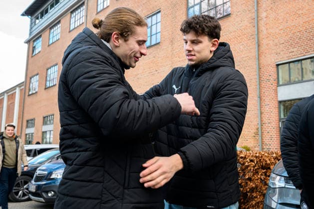 Herning: Handball EM 2026 - Abreise - Deutschland Juri Knorr (Deutschland), Marko Grgic (Deutschland) verabschieden sich Silkeborg Radisson Hotel Daenemark